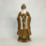 ARTE ORIENTAL - Antiga escultura de ancião em porcelana esmaltada com riquíssimos detalhes. Falta parte dos dedos da mão. Assinado no verso. Dimensões : 32 cm x 13 cm x 11 cm .