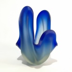 MURANO - Elegante e robusto centro de mesa em pasta de vidro satinado em tons de azul, com belíssimas ondulações. Exemplar parte de coleção e em excelente estado. Dimensões: 17 cm x 20 cm x 17 cm / 3500 kg.