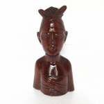 ÍNDIA - Belíssimo Busto de figura masculina esculpido em bloco de madeira envernizada. Ricos detalhes. Dimensões: 20 cm.