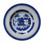 MACAU - Belo prato  em porcelana esmaltada decorado  ao centro, faixas e estilizados em tons de azul. Dimensões: 23 diâmetro.
