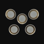 Elegante conjuntos com 5 pires em porcelana esmaltada, decorados com faixa azul e estilizados gravados à Ouro.  Pequenos desgastes. Dimensões:  11 cm .