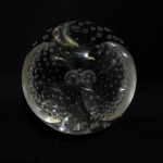 MURANO - Bela esfera em pasta de vidro translúcido, decorado com micro bolhas em seu interior. Pequeno defeito de fabricação no fundo. Dimensões: 8 cm de diâmetro. Peso 800 g.