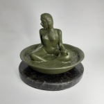 Bela escultura de jovem mulher se banhando , construída em massa dura. Sobre base de mármore preto. Dimensões : 17 cm x 20 cm .