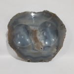 Antiga rocha lapidada em tons de azul. Dimensões: 24 cm x 27 cm x 21 cm .