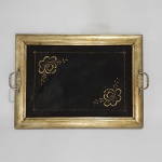 Antiga bandeja feita de moldura de quadro na cor dourada com fundo em tecido preto decorado com flores. Dimensões: 36 cm x 50 cm .
