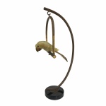Antiga e rara escultura de Pássaro esculpida em Ônix verde e detalhes em bronze, possivelmente de origem Europeia. Acompanha suporte em metal dourado e base em baquelite. Dimensões: 50 cm de altura. medida da base 12 cm e escultura com 22 cm.