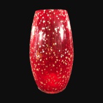 BELO VASO EM VIDRO VERMELHO, COM FORMATO BOJUDO E DETALHES SALPICADOS DOURADO, SIMILANDO OURO EM TODO O SEU CORPO, MEDINDO 26X18CM