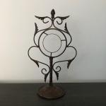 Antiga e delicada armação para relógio em metal revestido de cobre decorado com folhagens. Presença de pequenos amassados na base. Dimensões: 44 cm x 25 cm.