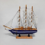 Caravela construída em madeira sobre base retangular com ricos detalhes. Exemplar de coleção e em excelente estado. Dimensões: 23 cm x 24 cm 6 cm.