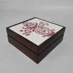 Caixa madeira tampa cerâmica arranjo floral. Dimensões: 13 cm x 13 cm.