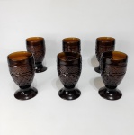 Seis taças em vidro bico de jaca na cor âmbar. Dimensôes: 11 cm x 6,5cm.