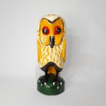 Estatueta "CORUJA" em madeira talhada e policromada. Dimensões:27 cm x 9 cm x 9 cm .