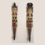 INDONÉSIA - Par de esculturas "RAMA E SITA"  em madeira talhada e policromada. Ricos detalhes. Dimensões : 95 cm cada.