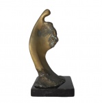 Antiga estatueta abstrata em bronze sobre base em granito. Assinatura não identificada. Dimensões: 20 cm x 10 cm x 10 cm.