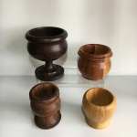 Parte de coleção com quatro pilões de madeira. Dimensões: 18 cm x 15 cm (maior peça).