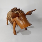 Estatueta "PORCO ESPINHO" esculpida em raiz de Bambu. Provavelmente de origem Vietnamita. Dimensôes:16 cm x 30 cm.