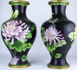 ARTE ORIENTAL - Par de jarras Cloisonné decoradas com arranjos florais sobre fundo preto. Dimensões: 30 cm. A técnica cloisonné é de origem bizantina e foi introduzida na China no século XIV. Sobre um objeto fabricado em metal, geralmente em cobre, aplicava-se um conjunto de finos fios dourados formando os contornos dos motivos desejados. Os favos, ou "cloisons", eram depois preenchidos com esmaltes coloridos, fortemente comprimidos e polidos até atingirem o acabamento desejado.