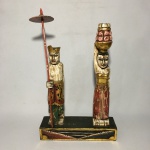 TAILÂNDIA - Belo grupo escultórico, esculpido em madeira, com detalhes policromados. Dimensões: 48 cm x 29 cm x 8 cm.