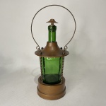 REUGE - ITALY  - Bela garrafa musical em vidro na cor verde , no formato de lampião, com estrutura em cobre. Máquina não esta funcionando, precisando de regulagem. Dimesões: 26cm altura.