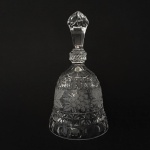 Antiga e elegante sineta em Demi cristal decorado com cachos de uva e elementos geométricos. Dimensões :18 cm x 10 cm.