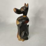 Antigo e belo cachorro esculpido em bloco de madeira policromado. Presença de sinais de desgastes. Dimensões: 24 cm.