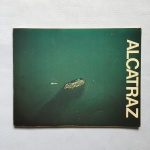 ALCATRAZ - A visual essay - Livro com figuras ilustrativas em preto e branco e coloridas , idioma inglês, contém 96 páginas.Dimensões: 21,5 cm x 28 cm x 1 cm.