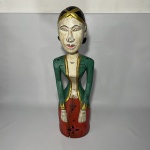 TAILÂNDIA - Robusta escultura esculpida em bloco de madeira com rica policromia. Presenças de frestas . Dimensões: 58cm x 14cm x 14cm.