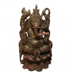 Antiga escultura " GANESHA" esculpida em bloco de madeira com riquíssimos detalhes. Exemplar de coleção. Dimensões: 35cm x 22cm x13cm.