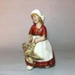 Bela e antiga estatueta em estuque policromado de "Jovem camponesa", possivelmente de origem Holandesa. Dimensões: 20 cm.