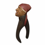 Antigo utensílio Europeu, articulado, construído em madeira com busto de ancião talhado à mão, utilizado para quebrar nozes, avelã e afins. Exemplar com ricos detalhes. Dimensões: 20 cm.