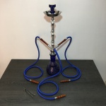 HOOKAH - Espetacular e grande Narguilé com recipiente em vidro double na cor azul, haste de metal cinzelado com blocos de cristal intercalados e rosh de cerâmica esmaltada. Acompanha 3 mangueiras emborrachadas com piteiras em madeira e pegador. Nunca utilizado. Dimensões: 75 cm altura.