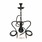 HOOKAH - Espetacular e grande Narguilé com recipiente em vidro double na cor preto haste de metal cinzelado com blocos de cristal intercalados e rosh de cerâmica esmaltada. Acompanha 3 mangueiras emborrachadas com piteiras em madeira e pegador. Nunca utilizado. Dimensões: 75 cm altura.