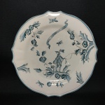 CYPA - Antigo prato em faiança esmaltada com detalhes em tons de azul e inscrição " Le recheur" . Dimensões: 27 cm.