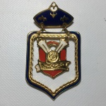 Belo broche Naval no formato de emblema em metal dourado decorado com brilhantes. Dimensões: 7cm x 4 cm.