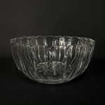 Elegante centro de mesa em cristal de alta qualidade , lapidado e com borda serrilhada. Dimensões: 10 cm x 23 cm / peso: 2kg.