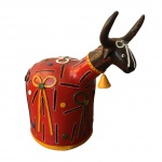 SEVERINO LUIZ - Arte popular brasileira - "Bumba Meu Boi". Escultura de cerâmica policromada. Dimensões: 37 cm x 37 cm x 22 cm / 2,5 kg. Retirada somente por transportadora, devido a fragilidade.