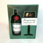 TANQUERAY - Garrafa de Dry gin de 750 ml com taça em vidro translucido com detalhe verde na haste. Edição limitada. Acompanha caixa original. Garrafa lacrada.