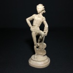 Delicada estatueta em resina "Musicista", possivelmente de origem Européia. Exemplar de coleção. Dimensões: 20 cm.