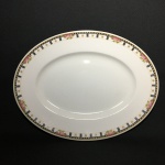 Antiga travessa oval em faiança Inglesa decorada com faixa estilizada e flores na borda. Exemplar de coleção e em perfeito estado. Dimensões: 24 cm x 32 cm