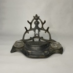 ART NOUVEAU - Antigo e raro tinteiro em metal cinzelado, decorado com flores e arabescos. Recipientes em vidro translúcido sem tampa. Sinais de desgastes no banho a prata. Dimensões:14 cm x 8 cm x 22 cm.