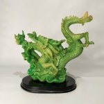 Arte Oriental - Belo dragão em resina na cor verde com riquíssimos detalhes, apoiado sobre base de madeira. Dimensões: 22 cm x 9 cm x 14 cm. / 1400 kg.