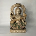 INDIA - Bela estatueta hindu ricamente talhada em bloco de madeira. Dimensões: 26 cm x 14 cm x 6 cm.