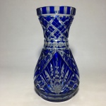 Elegante e antigo  vaso em cristal Europeu ricamente lapidado e rematado com detalhes em azul royal. Exemplar parte de coleção e em excelente estado. Dimensões: 24 cm altura / 13 cm diâmetro / 1,5 kg.