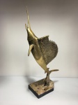 Escultura de peixe espada em bronze com base de mármore, assinado TONNY. Dimensões: 42 cm altura / 2,5 kg.