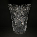 Bela e elegante floreira em cristal ricamente lapidado , com borda  serrilhada. Dimensões: 21 cm x 15 cm .