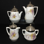 Elegante conjunto para chá e café em porcelana esmaltada com tampas em metal cinzelado,decorados com arranjos florais. Dimensões: maior peça  22cm x 17 cm  / menor peça: 14 cm x 15 cm.