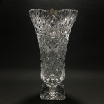 BOHEMIA -  CZECH REPUBLIC - Elegante jarra em cristal ricamente lapidada com desenhos geométricos e borda recortada. Dimensões: 27 cm x 14 cm / 2,4 Kg.