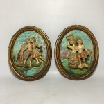 ITALY - Belo e delicado par de quadros no formato oval em material sintético com figuras de " casal " sobre paisagem de natureza. Construido em resina e moldura em plástico rígido. Dimensões: 24 cm x 22  cm.