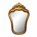 Elegante espelho em madeira revestida de dourado ,decorado com volutas , folhas de acanto e perolados na parte superior . Espelho bisotado com desgastes. Dimensões: 78 cm x 52 cm x 4 cm.