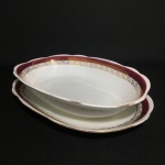 RENNER - Bela saladeira com travessa em fina porcelana esmaltada , decorada com faixa bordo , com detalhes vegetalistas e realces pintados a ouro . Pequenos sinais de uso. Dimensões: 5 cm x17 cm x 27 cm. / 2,5 cm x 19 cm x 28 cm.